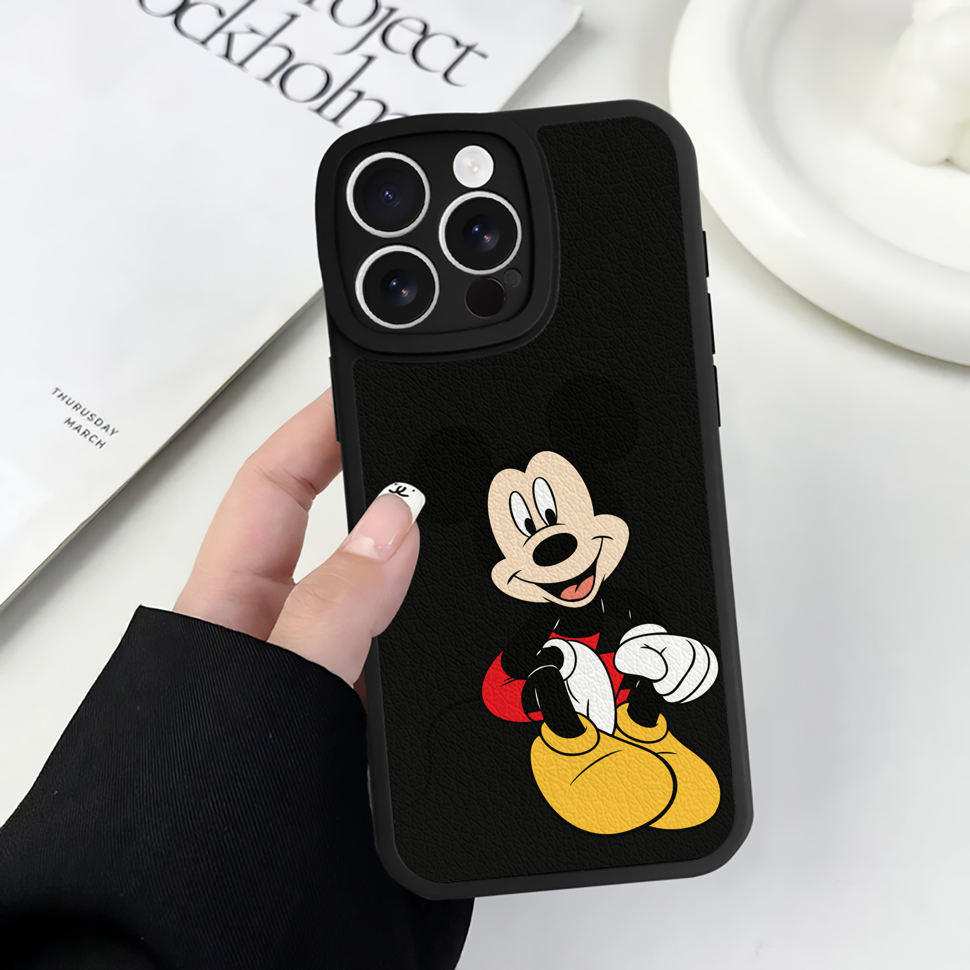（画像用） ミッキーマウス Mickey Mouse 【iPhone 16シリーズ対応】シリコンスマホケース（レザー調） 材質：シリコン